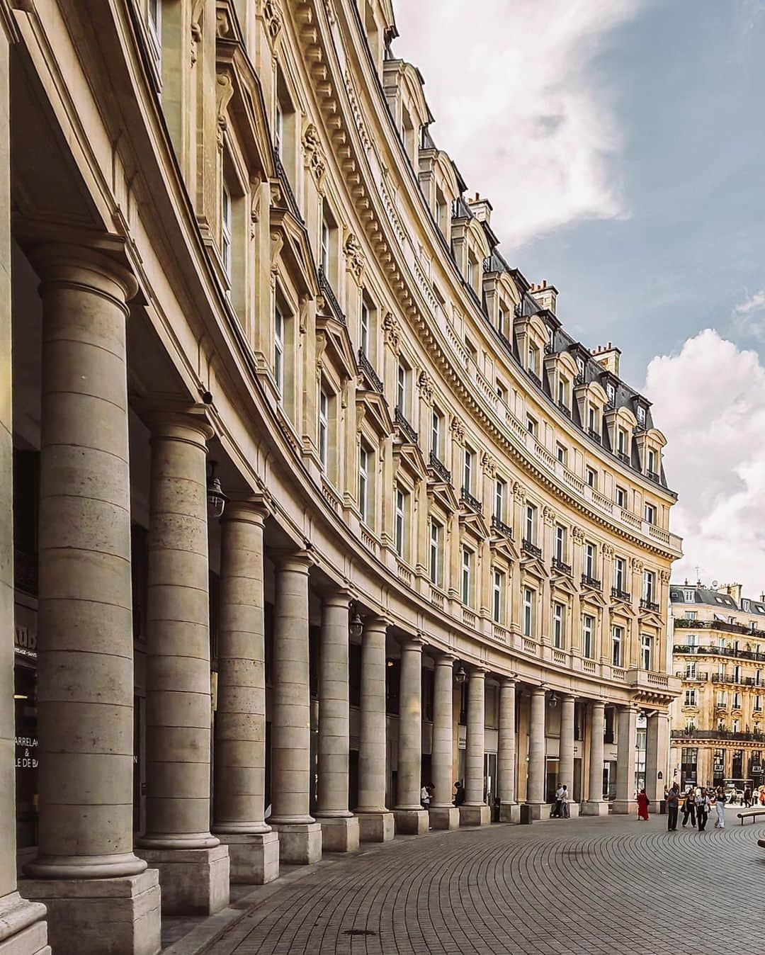 jeffさんのインスタグラム写真 - (jeffInstagram)「I'm always obsessed with the streets and buildings of Paris. They are so beautiful under the blue sky and in the sunshine. Thanks for #HONORMagic4 Pro helping me record every detail of what I love. It has triple lenses which can capture the best moment and details I want. I took hundreds of photos with #HONORMagic4 Pro, there are so many best shots. I chose these 5 to show you @honorglobal's powerful image capture and processing capabilities. It can wonderfully take the best photos in a variety of light. @honorglobal #HONORMagicMoments」10月1日 0時18分 - jeffonline