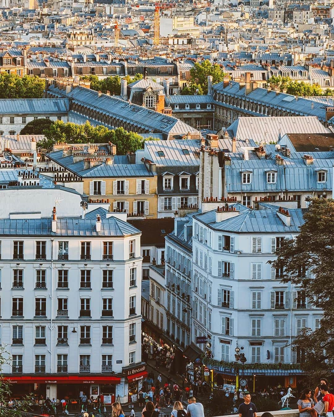 jeffさんのインスタグラム写真 - (jeffInstagram)「I'm always obsessed with the streets and buildings of Paris. They are so beautiful under the blue sky and in the sunshine. Thanks for #HONORMagic4 Pro helping me record every detail of what I love. It has triple lenses which can capture the best moment and details I want. I took hundreds of photos with #HONORMagic4 Pro, there are so many best shots. I chose these 5 to show you @honorglobal's powerful image capture and processing capabilities. It can wonderfully take the best photos in a variety of light. @honorglobal #HONORMagicMoments」10月1日 0時18分 - jeffonline