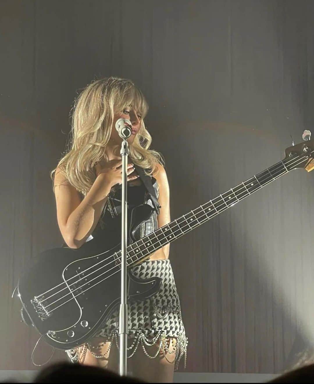 サブリナ・カーペンターのインスタグラム：「first night of the emails i can’t send tour in Atlanta was beyond what i could have ever imagined 💌  what a special way to kick it off literally bursted an ear drum  i love you so much atl   see u tmrw baltimoreeee」