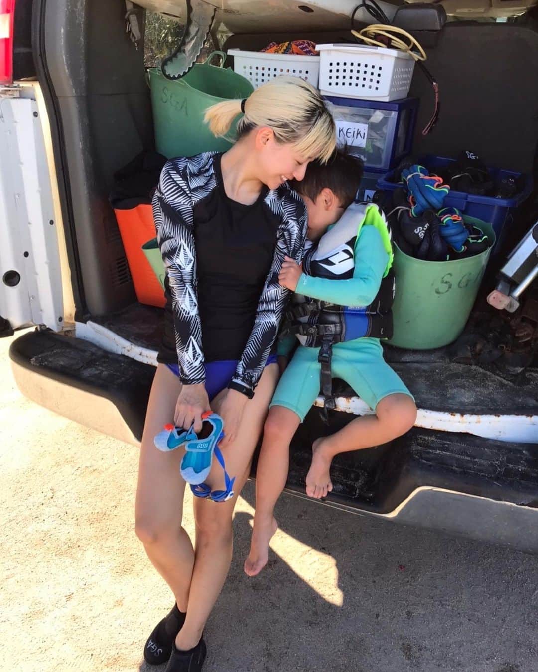 伊藤千晃のインスタグラム：「ハワイの写真を見返してたらこのキュッとなってる息子の手が可愛かった☺️💕 ⁡ あぁ、また海に行きたいなぁ🏖 ⁡ #思い出写真」