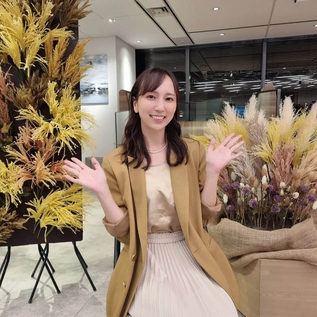 岸田彩加のインスタグラム：「ワンキャリアライブ🎤3日間の中日です！ セットが秋らしくて、お洋服とめちゃ合ってます！と褒めてもらって嬉しい🥰 ・ people philosophy privilege profession の4つのPをテーマにお話伺います✨ 学生さんのヒントになりそうなリアルな情報盛りだくさんですー！！ ・ #onecareer #ワンキャリアライブ #就活 #新卒採用」