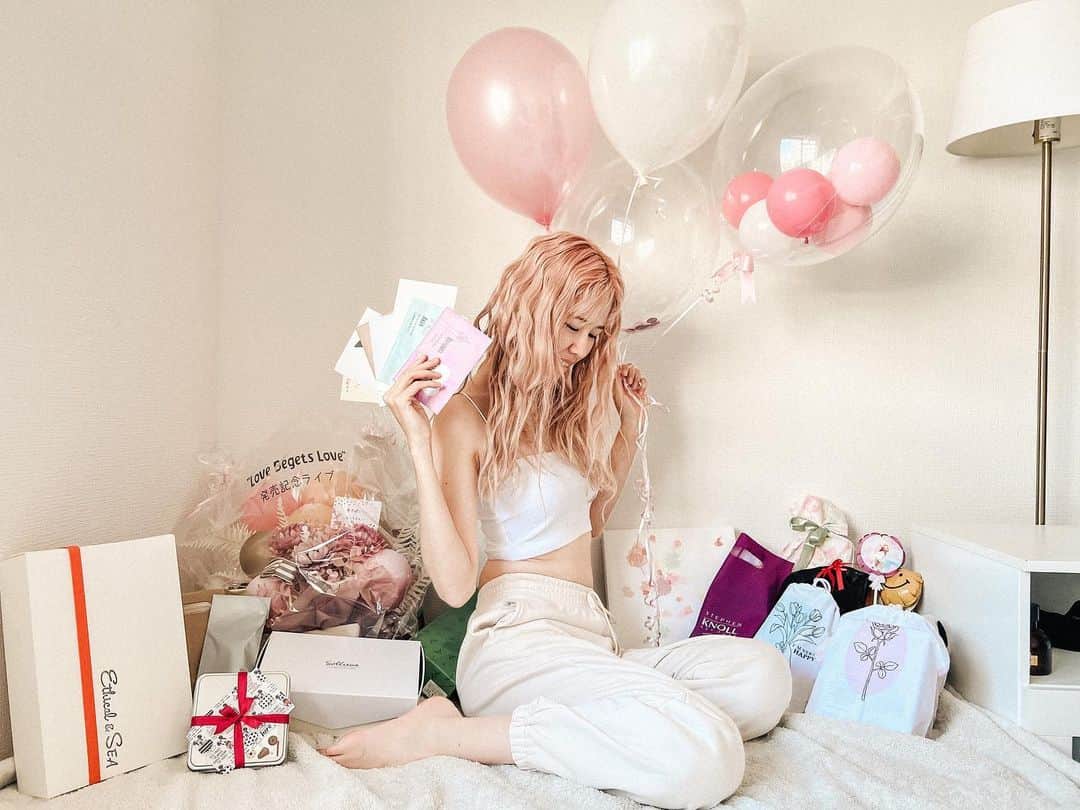 浅場佳苗のインスタグラム：「Love Begets Love🌹🌹🌹 初めてのフルアルバムがついにリリースになりました！ たくさんのおめでとうを本当に本当にありがとう.. ！🥲🤍  今回のアルバムタイトルは「愛は愛を生む」という意味。 そのことを教えてくれたのは、わたしの音楽に心を寄せてくれたあなたでした。💐  日頃の配信やSNS上、リアルなライブなどでもあなたはわたし対して大きな愛を持って寄り添ってくれて、そしてわたしの音楽を介して出会ったみんなに対しても大きな愛を持って接してくれて、このあたたい場所を作って、守ってくれてきました。  そうやって誰かから誰かに繋がっていく愛を、わたしは音楽で作っていきたい。愛は愛を生む、そのことをわたしはあなたと一緒に音楽で証明していきたい。 いつからかそんなことを考えるようになって、そんな想いと願いを込めて今回のタイトルを決めました。🌻  このアルバムを持って、あなたともっともっとそんなあたたかい輪を大きく広げていけますように！🫶✨ 精一杯、歌って、奏でて、走っていきたいと思います。  スマホ越しにわたしの音楽に心を揺らしてくれるあなたへ、 1.5畳の防音室から大きな大きな愛を込めて！🤍🤍🤍  ・ 💌💌💌 CDは写真にタグ付けしてあるのでそちらから🤳✨ ストリーミングについての詳細は、 プロフィールのURLからチェックしてね〜！ #ラブビゲ #lovebegetslove #アルバム #新曲 #tokyo #japan #dancemusic #dancepop #edm #singer #songwriter #シンガーソングライター #フレキシタリアン #ゆるヴィーガン #動物愛護 #サスティナブル #エコ #地球にやさしいミュージシャン #愛犬家 #beatmania #iidx #17live #LoL #tiktok #浅場佳苗 #kanaeasaba」