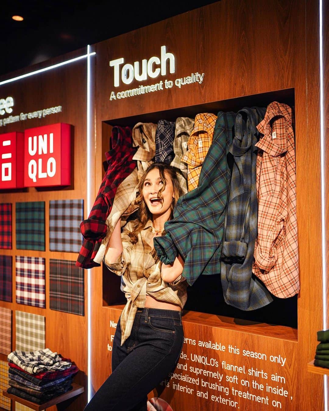 ルナ・マヤのインスタグラム：「What a friday night ! 🧡  Seru banget bisa twinning moment bareng #gengflannel aku di UNIQLO Flannel Collection Fall/Winter 2022 Exclusive Launch ✨  Buat kalian yang mau ikutan jadi #gengflannel langsung aja kunjungi toko @uniqloindonesia dan UNIQLO.COM   #UniqloIndonesia #LifeWearwithFlannel #GengFlannel」