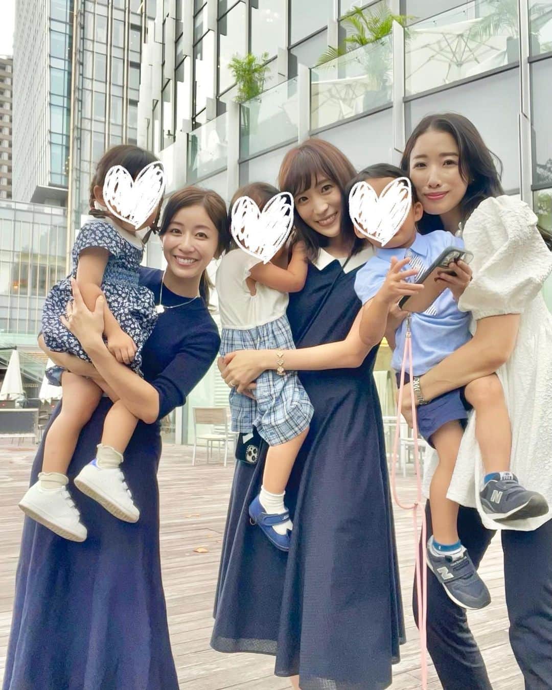 小林真由のインスタグラム：「ママも子供もはしゃいだ日🌻 ⁡ ずっと遊ばせたいと思いながら久しぶりに集合✨ みんなが元気に駆け回る光景が眩しかった！ まだ安心はできないけど、ようやく少しずつ会わせよう〜と提案できる時代になってきて?嬉しい..🙏🏻 ⁡ この日 @misatokowaki さんともランチして、わちゃわちゃな中子育てトークも楽しかった🫖🤍🥺 　 ⁡ #ファッション #コーデ #ママコーデ #女の子ママ #男の子ママ #ママライフ #コーディネート #３歳 #２歳 #ベビー #二人育児 #ランチ」