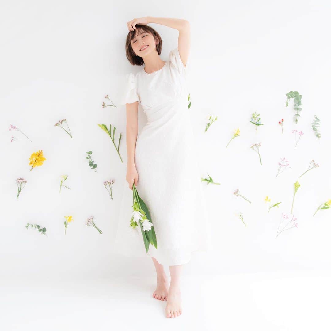 篠田麻里子のインスタグラム：「大切なお子様に、パパさん、ママさんが本当に安心して使えるものを。 構想から２年かけて、yokayo natural body soapが完成しました。  ボディーソープを作ろうと思ったきっかけは、初めての出産と育児を経験する中で、子供の肌に触れるものへ不安を感じたことからでした。  私自身が小さい頃から肌の弱さに悩まされたこともあり、子供に使うものには人一倍気を付けて探していましたが、安心して使えるものになかなか出会えず何を選んで良いか分かりませんでした。  yokayo natural body soapは、私が子供に使いたいと思えるボディーソープです。 メイド・イン・ジャパン仕様の泡タイプボディソープで無香料、無着色、シンプルなフリー処方にこだわりました。地元である福岡県糸島「白糸酒造」の酒粕を発酵抽出したアミノ酸を始めとする「自然由来の保湿成分」の力で、肌や髪を優しく守ってくれます。 ボトルは環境に配慮したエココンシャス素材を使用し、環境にも「良かよ！」なプロダクトづくりを大切にしています。  yokayo natural body soapが、同じ悩みを持つパパさん、ママさんの手に取っていただけると嬉しいです。  yokayo inc 篠田麻里子  #yokayo#発売日」