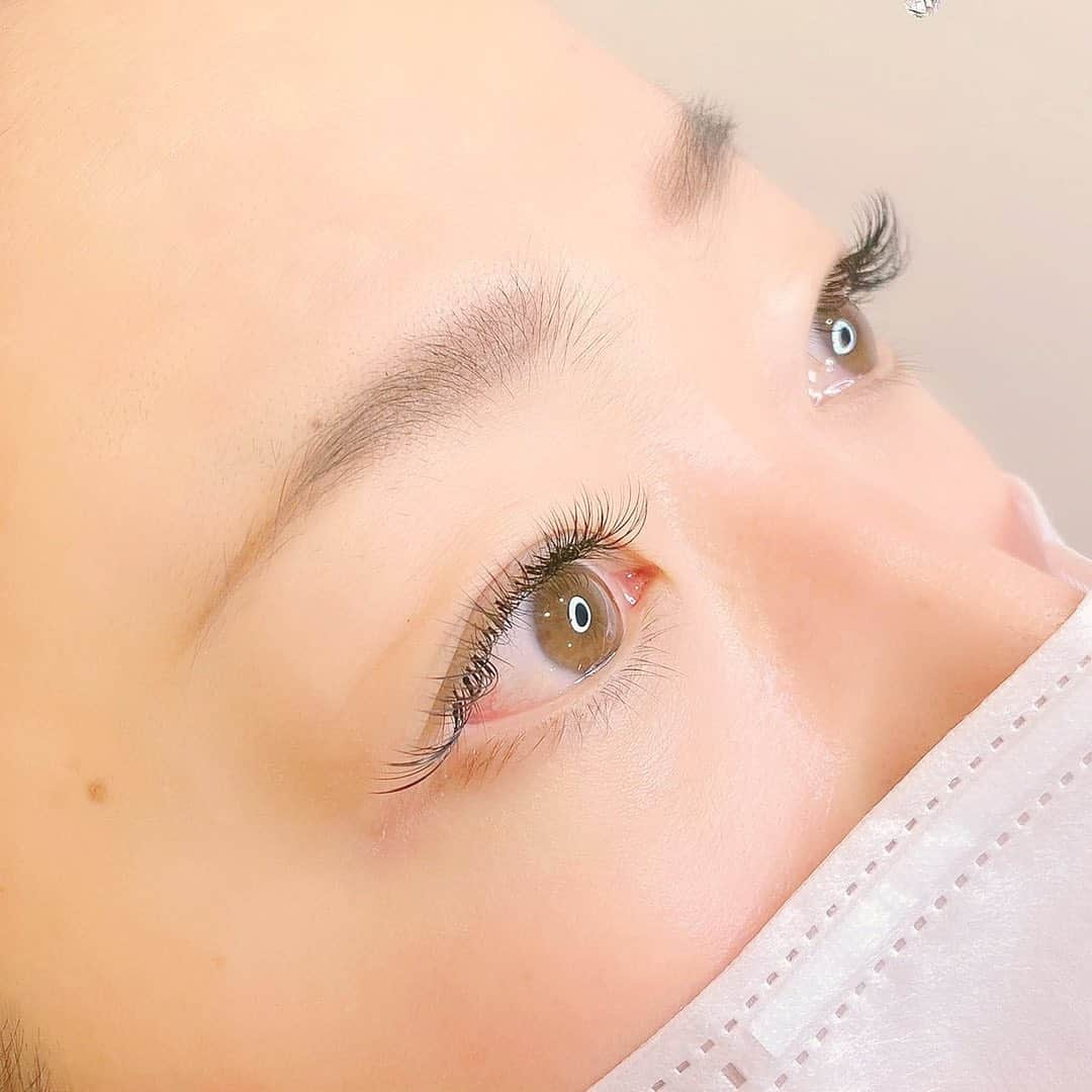 村主章枝さんのインスタグラム写真 - (村主章枝Instagram)「My eyelashes were very damaged from heat and dry this time... My stylist @bruna_eyelash  always checks my eyelashes condition and decide what is best for me. This time we decide to do lighter lashes because of my damage. Thank you so much for the caring and treatment all the time.  今回は熱と乾燥でまつ毛がかなり傷んでいました… @bruna_eyelash のスタイリストさんは、常に私のまつげの状態をチェックして、一緒に何をつけるか決めます。  今回は、ダメージが多かったため、軽め、少なめにしました。  いつも丁寧に治療して下さり、本当にありがとうございます。 #eyelashextensions  #まつげエクステ  #まつ毛エクステンション」10月1日 4時00分 - fumie.suguri