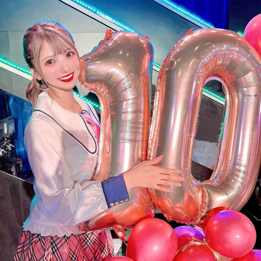 岡田栞奈のインスタグラム：「昨日2022年9月30日、 HKT48 2期生お披露目10周年イベント 「HKT48 2期生 10周年記念 ～同窓会が始まるよ～」 無事に終了しました☺️💐  事情を知らないメンバーも多かったので 公演中は話せませんでしたが私にとって とても大事なお話なのでここに書きます。  実は2ヶ月程前に母が倒れ、 余命宣告を受けました。 母にやってあげたい事、みせたい景色、 ノートに沢山綴る中で最初に頭に浮かんだのは 「もっと私が歌っている姿を観せていれば良かった」 という後悔でした。 母は私の生誕祭や卒業公演を 「栞奈に会いに来たいと思ってくれている人の席は 奪えないから、」 と一回も観にきたことがありません。  そんな時に2期生の10周年という節目が 間近であったことが重なり、 できるかどうかはわからないけど運営さんに どうにか10周年に何かできないか、 皆んなでステージで歌う事はできないか、 無理も承知の上で直接相談をしました。  そこから今日この公演が開催されるまでに本当に本当に沢山の方に動いていただき、そして今日までHKT2期生として10年間在籍している4人がいなければここに集まる事は 絶対できなかっただろうなって。  特に、どうしても叶えたかった楽曲披露まで実現できたことが公演が終わった今でもまだ夢の中にいるようです。  もう一度ステージに立つ機会を与えてくれたHKT48。 もう一度ステージに立とうと決心させてくれたお母さん。 感謝してもしきれない程私にとって 奇跡であり、最高の1日でした。  最後に歌わせていただいた草原の奇跡では ここ数ヶ月の色々な思いやHKT2期生で またステージに立てている事が凄く嬉しくて 思わず号泣してしまいました、、🥹  1ヶ月毎日泣きながら運営さんに相談するか悩みに悩んで、 事情を知って後押しをしてくれたメンバーも居てくれて、 あの時行動していなければ昨日の私は居ません。  私にとって一生忘れない10周年。 素敵な景色をありがとうございました。 お母さん、そしてメンバー、 ファンの皆さんが大大大好きです‼️‼️  岡田栞奈  #hkt48 #HKT2期生 #10周年 #記念公演 #にっこにこ2期 #同期最高 #言わないで後悔するより言って後悔したほうが良い #最初で最後の芽瑠ポジもありがとうございました」