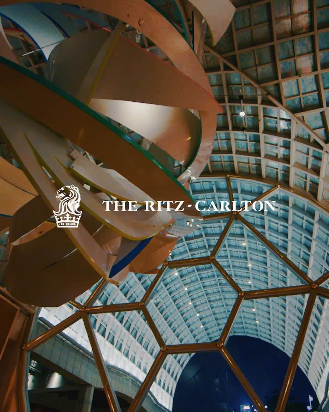 リッツ・カールトンのインスタグラム：「Before a race beneath the stars at this weekend's Singapore Grand Prix, we're exploring the style of @ritzcarltonmilleniasingapore and the world beside the bay with @mercedesamgf1.」