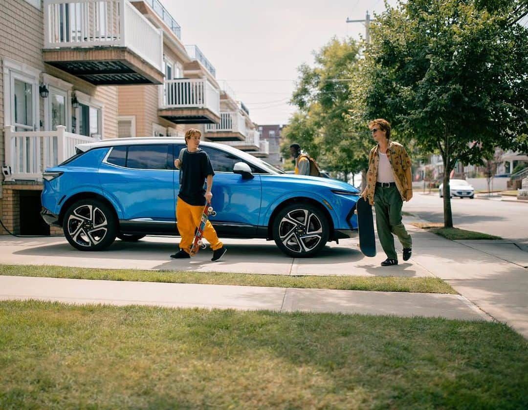 レイシー・ベイカーさんのインスタグラム写真 - (レイシー・ベイカーInstagram)「BTS from the #EquinoxEV chevy shoot! get in everyone @chevrolet #chevyEV #ad」10月1日 5時30分 - leo_baker