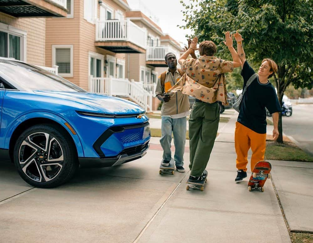 レイシー・ベイカーのインスタグラム：「BTS from the #EquinoxEV chevy shoot! get in everyone @chevrolet #chevyEV #ad」