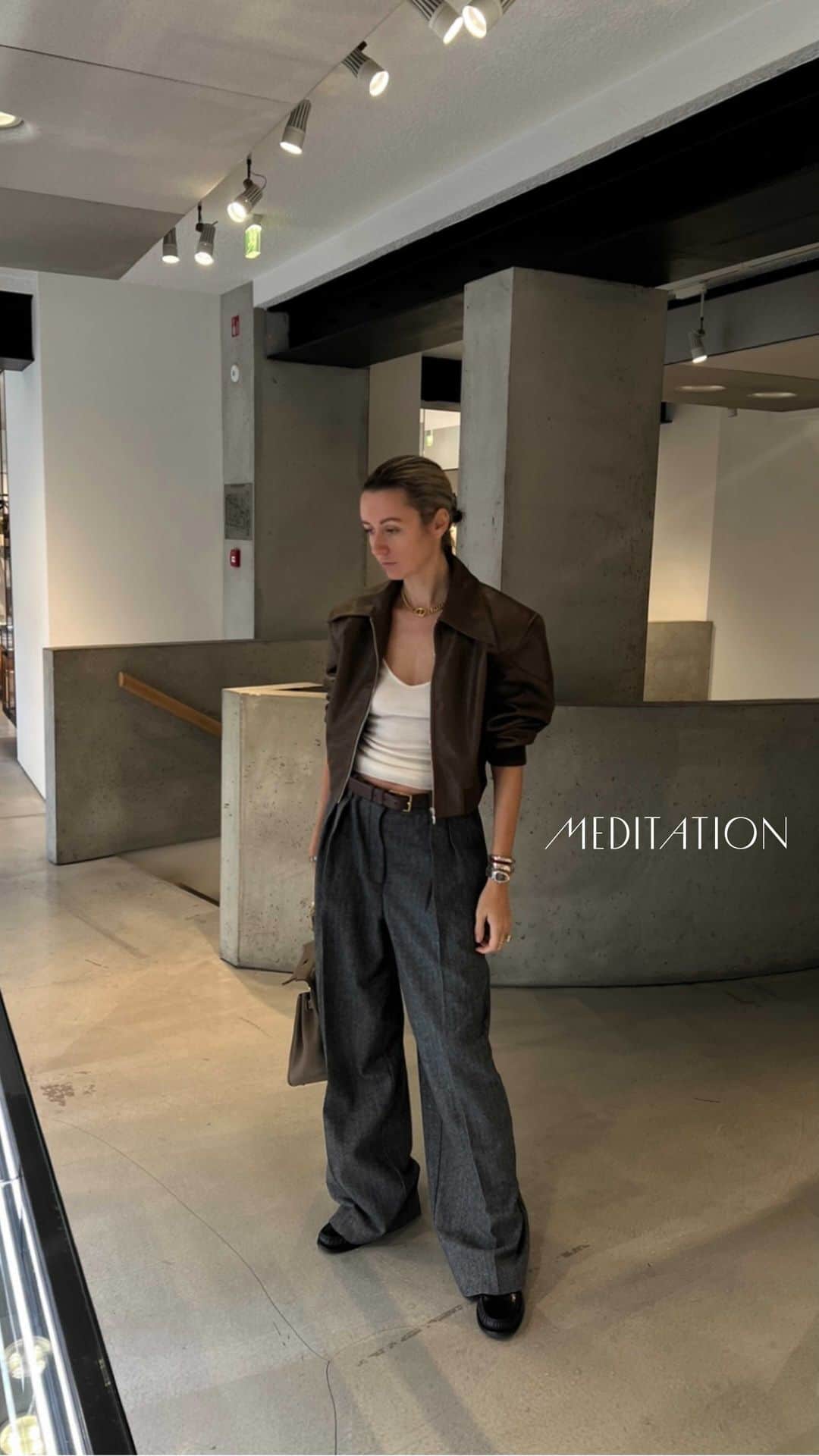 Nataly Osmannのインスタグラム：「Sound healing and meditation. ( Rus language ) В любой не понятной ситуации произносите мантры, каждый раз когда вы испытываете чувство страха произносите мантры, когда ложитесь спать и просыпаетесь. Это поможет вам не потерять себя в круговороте событий. Ну а я каждый день делаю эфиры с саундхилингом и медитацией, сегодня она посвящена Страхам 🙏🏻🤍」