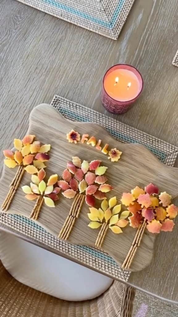 Amber Fillerup Clarkのインスタグラム：「A little snack to celebrate fall 🍁🍂🍁 we don’t get a fall in our area of AZ so I like our home to feel and smell like autumn 🍂」