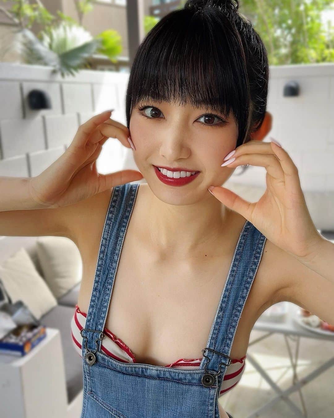 のインスタグラム：「🍓 おげんきー？  ・ ・ 10月もよろしくお願いします。💗 ・ ・ ・ #おはようございます #グラビア #ビキニ #水着 #お団子ヘア #沖縄 #サロペット #黒髪 #10月 #8th #dvd #ミネリアム #発売中」