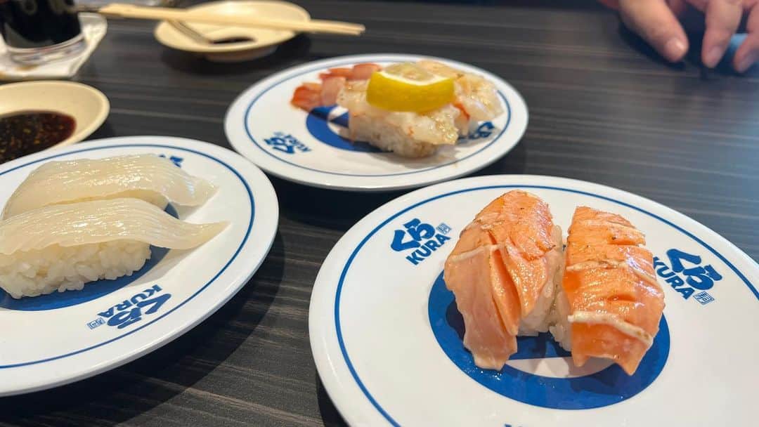 フロリダさえさなのインスタグラム：「オーランドにくら寿司できたので行ってきました🍣ここに住み始めた13年前には考えられなかったから本当にありがたい！娘たちも楽しそうでよかった！」