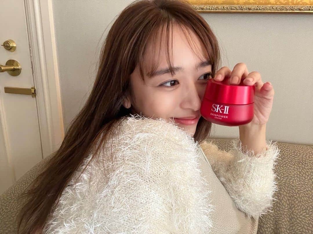近藤千尋のインスタグラム：「おはようございます🌞 今日はオフ💗  スキンケアについて。。💓​ 25歳から​使い続けているSK-II🤍​  最近お肌のハリの大切さを再確認して…​ 将来も自分のお肌に自信が持てるように​ ハリにアプローチしてくれる​ スキンパワークリームを愛用しています🤍​ しっかりと肌にうるおいを与えてハリケアもしてくれます😍​  ピテラ™️エッセンスでお肌を整えて、​ スキンパワークリームでハリケア💕​ ​ #SKII #スキンパワー #エイジングケア #pr #ピテラ #ピテラエッセンス #神エッセンス」