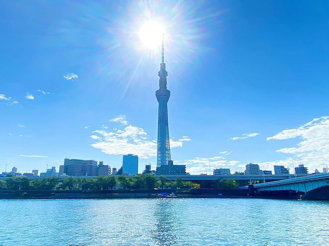 のインスタグラム：「皆様おはようございます！  秋晴れの空が清々しい東京ですが、たった今、初めてスカイツリーへやって参りました。  これより何やら楽しいことが始まるようです。  果たして何故にこちらへ？  #東京 #スカイツリー #隅田川 #秋晴れ #イベント #謎解き #中谷美紀」