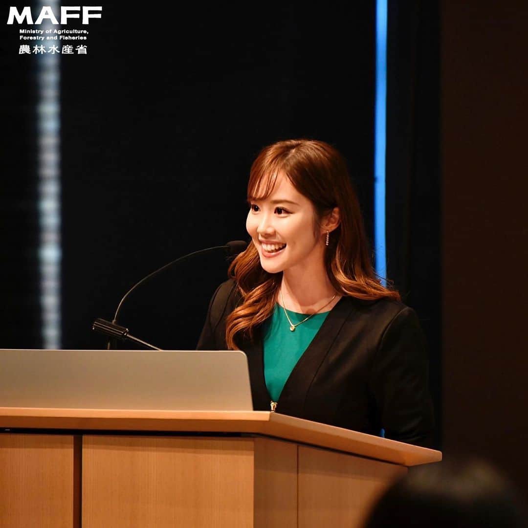 メロディー・モリタのインスタグラム：「バイリンガルMC 【岸田総理 NYカーネギーホールで】🎤✨ Japanese/English Bilingual MC at Carnegie Hall, welcoming the Prime Minister of Japan!🇯🇵    The Ministry of Agriculture, Forestry and Fisheries of Japan held an event to present the "Richness of Fermentation" through Japanese cuisine & culture. I had the honor of being the Bilingual MC for both the day seminar & the evening reception with attendees including Prime Minister Fumio Kishida, Mr. Hayashi (Minister for Foreign Affairs of Japan) and Mr. Katsumata (State Minister of MAFF).   Prominent food artisans such as Chef Ogawa (JP Cuisine Goodwill Ambassador & Director General of the International Sushi Association) and Kikunoi Executive Head Chef Tsuji flew in from Japan to prepare the beautiful array of dishes. I also learned the importance of "selecting the best type of shoyu to pair with your meal, just as you would select the perfect wine for your dish." If you ever go to Japan, explore the history of kioke & the flavors/aromas of various types of shoyu to further enhance your Japanese dishes!   As I've shared through my YouTube videos over the years, fermented food strengthens the immune & digestive system + provides numerous beauty benefits. I hope this inspires you to explore more of Japan's healthy & delicious cuisine!  I am beyond grateful to have emceed for MAFF at Carnegie Hall again.   総理もご出席された日本食・日本の観光をPRするイベント（昼と夜の2部構成）で日英バイリンガル司会・進行＆インタビューを務めさせて頂きました✨  先週、日本の農林水産省と関連省庁などが連携し、「日本食・日本食文化における“発酵の魅力と可能性”」をテーマにしたイベントが開催されました。   岸田首相、林外務大臣、木原内閣官房副長官、勝俣農林水産副大臣ら政財界要人、食関連事業者、メディアなどが多く集まり、岸田総理の乾杯のご挨拶では、 「アメリカからも多くの観光客に、日本食を味わいに日本を訪れてほしい」と呼びかけておられました。  日本食普及の親善大使でおられます小川シェフはライブ寿司デモンストレーションを行い、大盛況となりました。   又、発酵調味料のセミナーで弓削多醤油株式会社の代表取締役、弓削多氏の「ワインを食事で選ぶ様に、醤油も食材によって使い分けてほしい」というお言葉が日本料理の奥深さを感じ、とても印象的でした。   多くのアメリカ人が日本食の素晴らしさに興味を持って下さり、繊細で美味しく、健康に良い日本食を楽しみながら幸せそうな笑顔になってくれたことに感動です。   「1日1食は発酵食品を多く含む日本食にすると寿命が伸びる」と言われています。私も以前からYouTubeチャンネルでシェアしてきましたが、発酵食品は腸内環境を整え、ダイエット、免疫力アップ、アンチエイジング、 女性には嬉しい美肌効果も大きいという研究結果があります。今後も日本の高品質な食品＆日本文化の魅力をアメリカで伝えていけましたら幸いです☺️🇯🇵  #バイリンガルMC #バイリンガル司会 #日本政府 #農林水産省 #ニューヨーク #日英司会 #MelodeeMoritaInterviews」