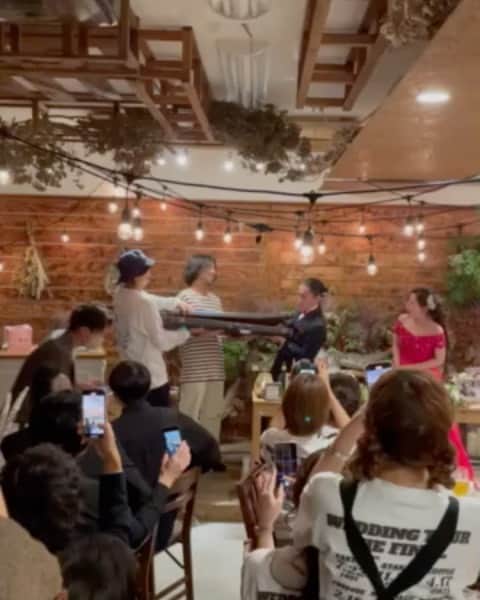 GeGのインスタグラム：「林拓也結婚パーティー！ 15年以上ずっと一緒に音楽したり遊んだりしてる奴が結婚か🤔 当たり前だがANADDA REBELとG.B.'s Bandが同じ空間に居たのもそれもやっぱ林が全部やってたからだし、ほんま俺の人生の大半のベースを弾いてるよな🤔　だからこそのおめでとう&これからもよろしくってことで1973年Jazz Bassをプレゼント🔥　  楽しく幸せな1日をありがとう！ @takuya_hayashi722」