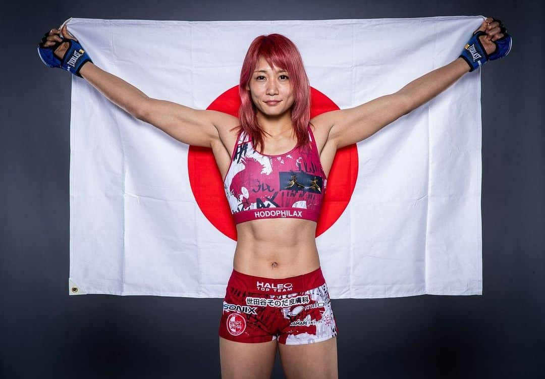 渡辺華奈さんのインスタグラム写真 - (渡辺華奈Instagram)「. 私事ですが、BellatorMMAと契約更新しました。 チャンピオンになります！！ . Multiple new contracts signed with Bellator MMA.  I am the future champion! . @bellatormma  . #bellator  #日の丸 #mma #mmafighter #総合格闘技  #筋肉女子」10月1日 10時05分 - kana_0821