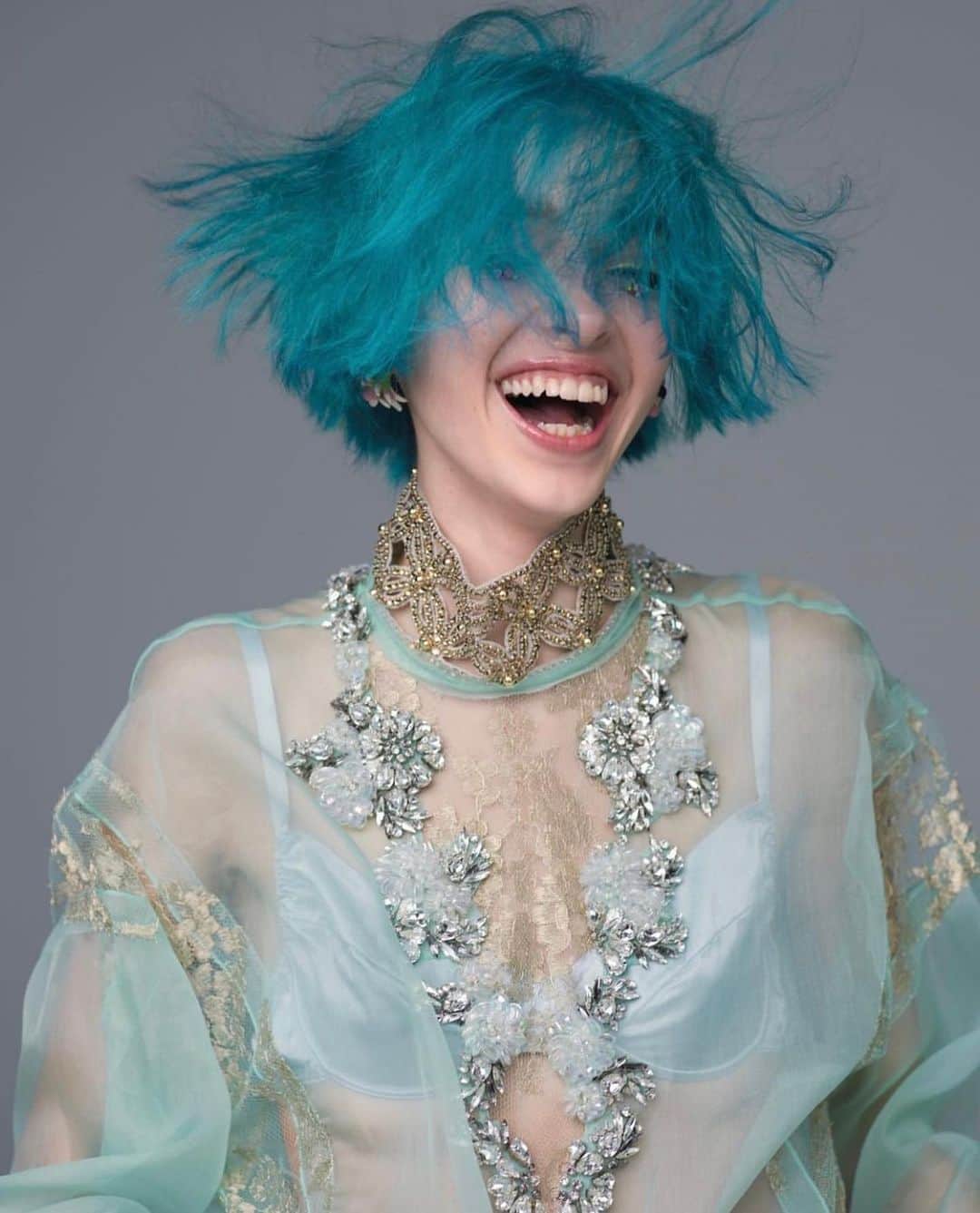 管沼詩乃のインスタグラム：「@ellejapan  "THE POWER OF SMILE"💙 Photography @kaze_give_me  Styling @shinosuganuma  Hair @koichi_nishimura_  Makeup @harukadebeau  Editor @yukinoooo  #ellejapan  #miumiu #gucci  #celine  #dior」