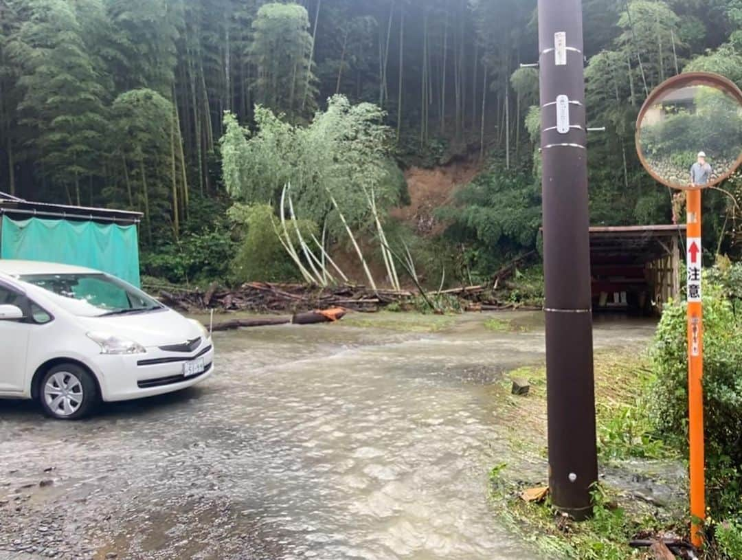 片山真人さんのインスタグラム写真 - (片山真人Instagram)「『今こそ静岡がひとつになる時』  清水エスパルスの西澤健太選手は、きょうバスケットボールベルテックス静岡の開幕戦で行った募金活動でそう語りました。  台風１５号による被害が静岡各地で出ています。 土砂崩れや河川の氾濫による浸水や断水の被害が、当たり前の日常を奪いました。 Jリーガーの実家や生活にも被害は及びました。 そうした中清水エスパルスは、選手が主導していち早く支援を開始。クラブハウスなども断水被害を受けましたが、今週火曜日にはアイスタで、断水に苦しむ清水区民に9.5リットルの水を配りました。 そして、ジュビロ磐田は、そのエスパルスに水を購入し、大井健太郎選手が届けました。きのうは選手たちが磐田市内の小学校へ行きスコップを握って土砂の撤去を行いました。  それだけじゃありません。 月曜日にはオフを利用して、ジュビロ磐田の山田大記選手が自らの意思で清水へ。 車に大量の水や物資を積み込んで率先してボランティアに参加していました。名も名乗らず、訪れる住民に何が必要なのかを聞いて、大きな段ボールを車に運んでいきました。その行動力は、ひとりのアスリート、ひとりの人間として、ただただ尊敬に値します。 西澤健太選手もいました。翌日も山田大記選手は金子翔太選手と一緒に再び清水へ。 他にも多くの選手がこの窮地に、率先して手を差し伸べていました。  J3の藤枝MYFCやアスルクラロ沼津、 バスケットボールのベルテックス静岡、岳南モスペリオなどなど…地域やクラブ、競技の垣根を超えて、助け合い、支え合っています。  自衛隊やボランティアの活動もあって、 少しずつ光が見えてきた静岡県。 困難の中でも、静岡のプロスポーツチームが示した“行動力”や“姿勢”は、新たな可能性を県民に感じさせてくれたのではないでしょうか。  まだまだ大変な地域があります。 我々メディアもその声を拾い上げ、少しでも困っている人たちの状況が改善するように努めていきます。  One Shizuoka がんばろう静岡！  #清水エスパルス #ジュビロ磐田 #藤枝MYFC #アスルクラロ沼津 #静岡 #清水 #Shizuoka #台風15号  #がんばろう静岡　#山田大記 #西澤健太」10月1日 21時41分 - katayamasato