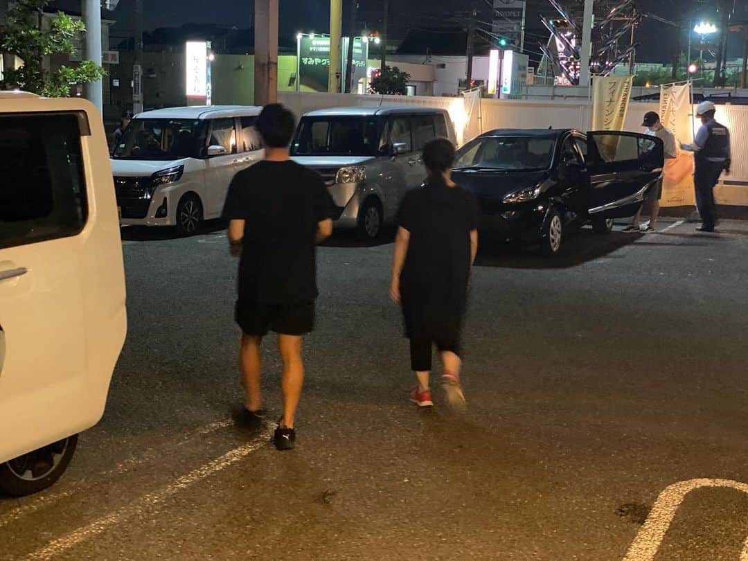 片山真人さんのインスタグラム写真 - (片山真人Instagram)「『今こそ静岡がひとつになる時』  清水エスパルスの西澤健太選手は、きょうバスケットボールベルテックス静岡の開幕戦で行った募金活動でそう語りました。  台風１５号による被害が静岡各地で出ています。 土砂崩れや河川の氾濫による浸水や断水の被害が、当たり前の日常を奪いました。 Jリーガーの実家や生活にも被害は及びました。 そうした中清水エスパルスは、選手が主導していち早く支援を開始。クラブハウスなども断水被害を受けましたが、今週火曜日にはアイスタで、断水に苦しむ清水区民に9.5リットルの水を配りました。 そして、ジュビロ磐田は、そのエスパルスに水を購入し、大井健太郎選手が届けました。きのうは選手たちが磐田市内の小学校へ行きスコップを握って土砂の撤去を行いました。  それだけじゃありません。 月曜日にはオフを利用して、ジュビロ磐田の山田大記選手が自らの意思で清水へ。 車に大量の水や物資を積み込んで率先してボランティアに参加していました。名も名乗らず、訪れる住民に何が必要なのかを聞いて、大きな段ボールを車に運んでいきました。その行動力は、ひとりのアスリート、ひとりの人間として、ただただ尊敬に値します。 西澤健太選手もいました。翌日も山田大記選手は金子翔太選手と一緒に再び清水へ。 他にも多くの選手がこの窮地に、率先して手を差し伸べていました。  J3の藤枝MYFCやアスルクラロ沼津、 バスケットボールのベルテックス静岡、岳南モスペリオなどなど…地域やクラブ、競技の垣根を超えて、助け合い、支え合っています。  自衛隊やボランティアの活動もあって、 少しずつ光が見えてきた静岡県。 困難の中でも、静岡のプロスポーツチームが示した“行動力”や“姿勢”は、新たな可能性を県民に感じさせてくれたのではないでしょうか。  まだまだ大変な地域があります。 我々メディアもその声を拾い上げ、少しでも困っている人たちの状況が改善するように努めていきます。  One Shizuoka がんばろう静岡！  #清水エスパルス #ジュビロ磐田 #藤枝MYFC #アスルクラロ沼津 #静岡 #清水 #Shizuoka #台風15号  #がんばろう静岡　#山田大記 #西澤健太」10月1日 21時41分 - katayamasato