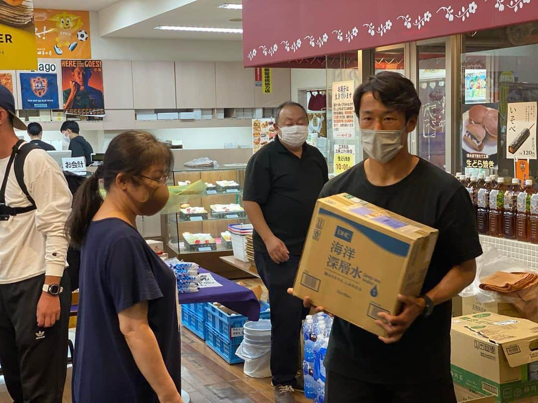 片山真人さんのインスタグラム写真 - (片山真人Instagram)「『今こそ静岡がひとつになる時』  清水エスパルスの西澤健太選手は、きょうバスケットボールベルテックス静岡の開幕戦で行った募金活動でそう語りました。  台風１５号による被害が静岡各地で出ています。 土砂崩れや河川の氾濫による浸水や断水の被害が、当たり前の日常を奪いました。 Jリーガーの実家や生活にも被害は及びました。 そうした中清水エスパルスは、選手が主導していち早く支援を開始。クラブハウスなども断水被害を受けましたが、今週火曜日にはアイスタで、断水に苦しむ清水区民に9.5リットルの水を配りました。 そして、ジュビロ磐田は、そのエスパルスに水を購入し、大井健太郎選手が届けました。きのうは選手たちが磐田市内の小学校へ行きスコップを握って土砂の撤去を行いました。  それだけじゃありません。 月曜日にはオフを利用して、ジュビロ磐田の山田大記選手が自らの意思で清水へ。 車に大量の水や物資を積み込んで率先してボランティアに参加していました。名も名乗らず、訪れる住民に何が必要なのかを聞いて、大きな段ボールを車に運んでいきました。その行動力は、ひとりのアスリート、ひとりの人間として、ただただ尊敬に値します。 西澤健太選手もいました。翌日も山田大記選手は金子翔太選手と一緒に再び清水へ。 他にも多くの選手がこの窮地に、率先して手を差し伸べていました。  J3の藤枝MYFCやアスルクラロ沼津、 バスケットボールのベルテックス静岡、岳南モスペリオなどなど…地域やクラブ、競技の垣根を超えて、助け合い、支え合っています。  自衛隊やボランティアの活動もあって、 少しずつ光が見えてきた静岡県。 困難の中でも、静岡のプロスポーツチームが示した“行動力”や“姿勢”は、新たな可能性を県民に感じさせてくれたのではないでしょうか。  まだまだ大変な地域があります。 我々メディアもその声を拾い上げ、少しでも困っている人たちの状況が改善するように努めていきます。  One Shizuoka がんばろう静岡！  #清水エスパルス #ジュビロ磐田 #藤枝MYFC #アスルクラロ沼津 #静岡 #清水 #Shizuoka #台風15号  #がんばろう静岡　#山田大記 #西澤健太」10月1日 21時41分 - katayamasato