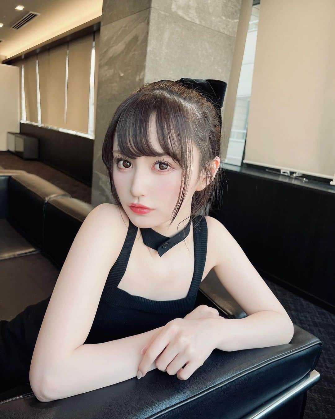 山本望叶のインスタグラム：「🖤  #ootd #code #コーデ #セットアップ #andmary #eatme #ポニーテール」