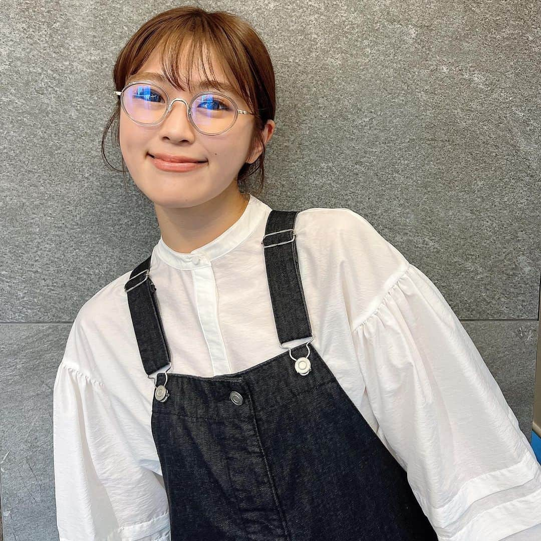 渋谷凪咲さんのインスタグラム写真 - (渋谷凪咲Instagram)「のどかなファッションです👓👖🌼笑  この写真を見て何が分かるって、 メガネがブルーライトカットだと言う事ですよね😉笑  #オンラインお話し会 #ありがとうございました！ #私服 #メガネ女子  #デニムスカート #デニムワンピース #サロペット  #ナギッション」10月1日 20時20分 - nagisa_nikoniko