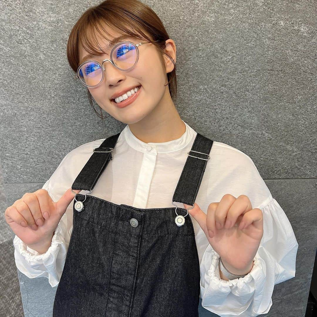 渋谷凪咲さんのインスタグラム写真 - (渋谷凪咲Instagram)「のどかなファッションです👓👖🌼笑  この写真を見て何が分かるって、 メガネがブルーライトカットだと言う事ですよね😉笑  #オンラインお話し会 #ありがとうございました！ #私服 #メガネ女子  #デニムスカート #デニムワンピース #サロペット  #ナギッション」10月1日 20時20分 - nagisa_nikoniko