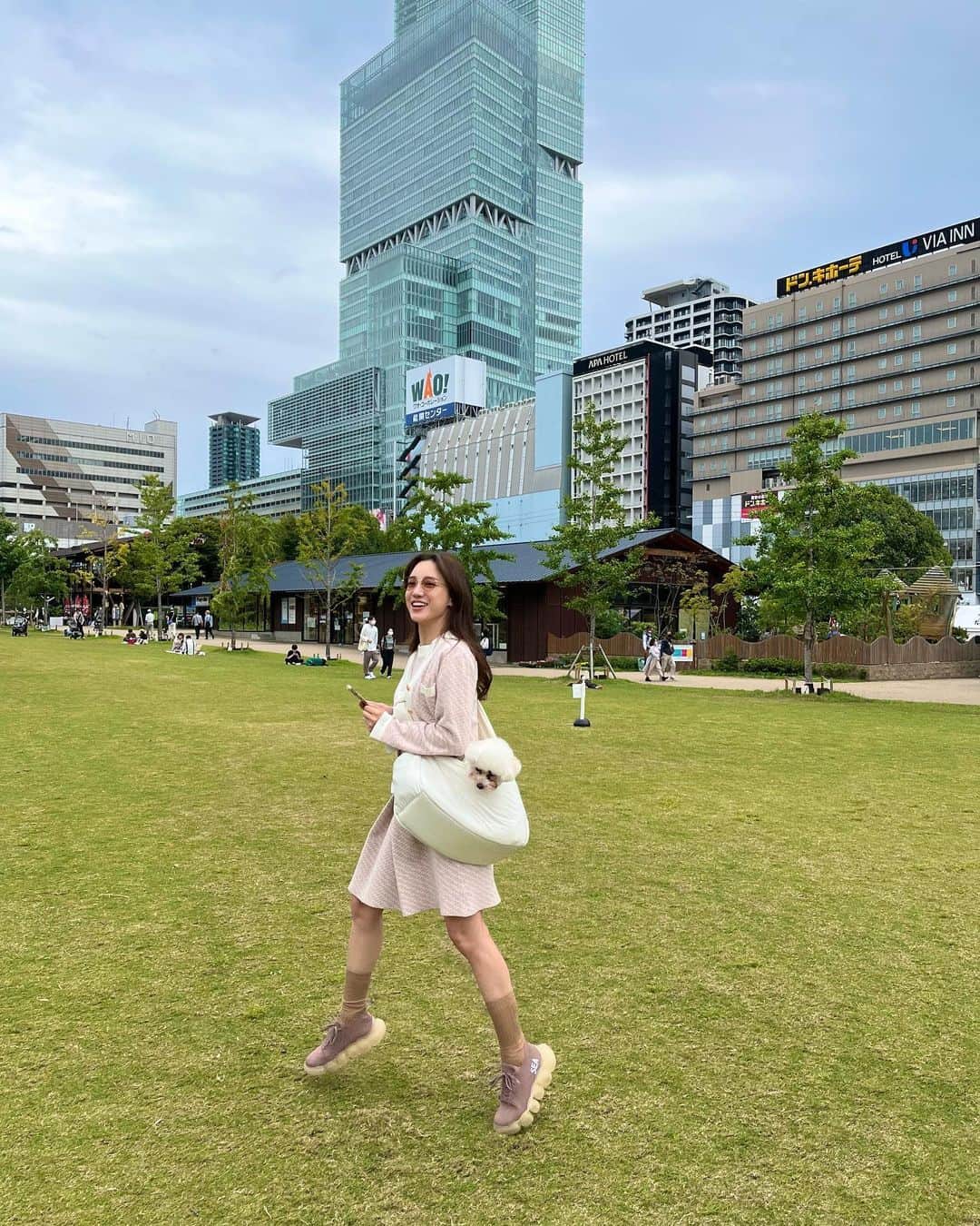 のインスタグラム：「. 涼しくなってきて 軽快だった日🍂🥰🌳  #10月#秋服#わんこ#てんしば#ハルカス#内股」