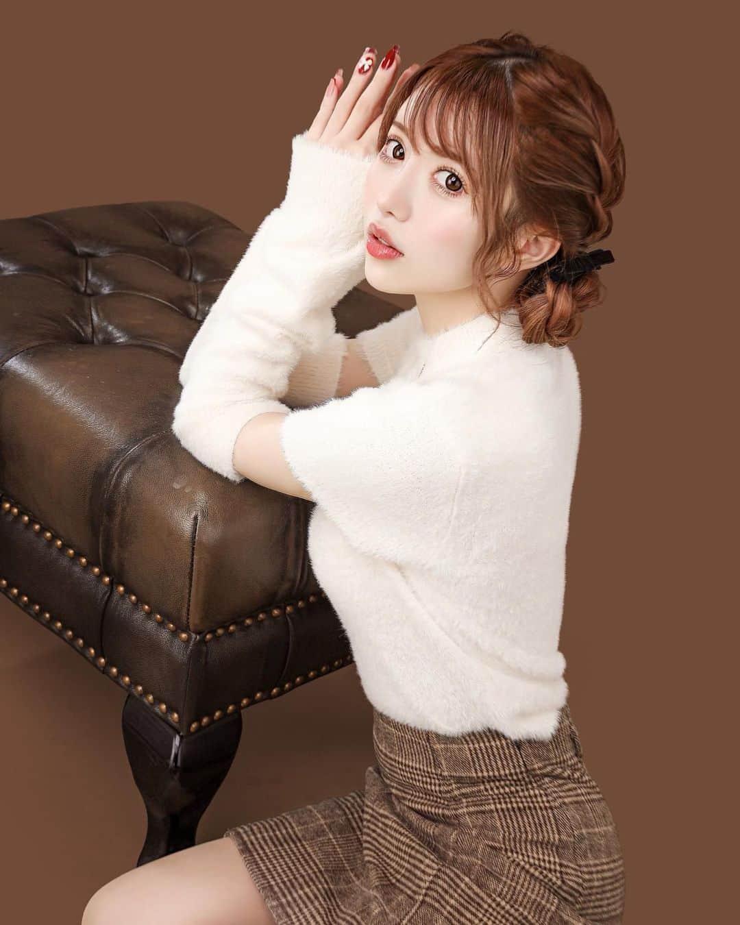 さとみのインスタグラム：「🐿🤍  秋仕様のわたし🍁🍁  #秋 #白ニット #リボン #可愛い #撮影」