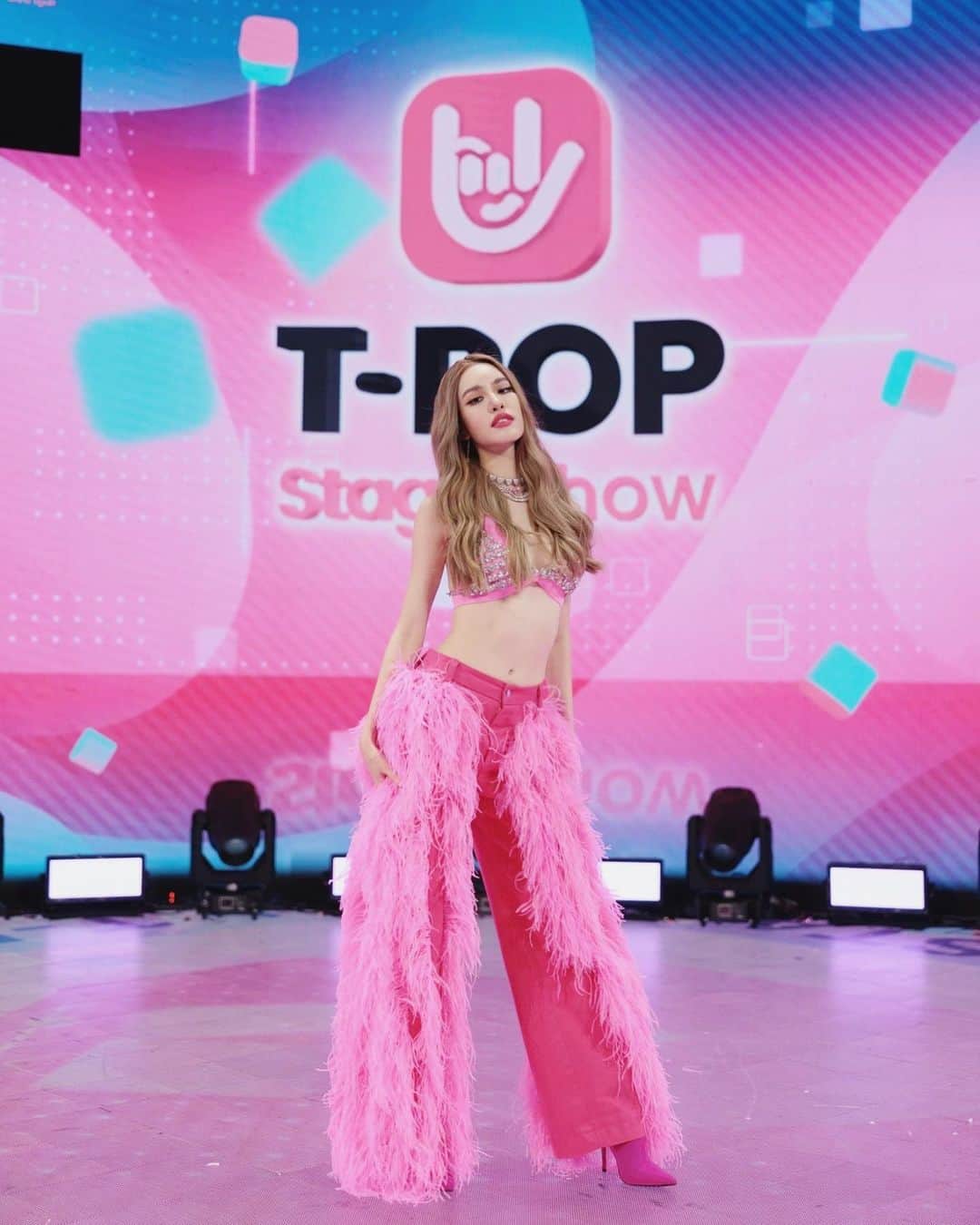 のインスタグラム：「T-POP Stage คืนนี้เพอร์ฟอร์ม I don't know ค่า 3ทุ่มครึ่ง เจอเลอ! @spicydisc」