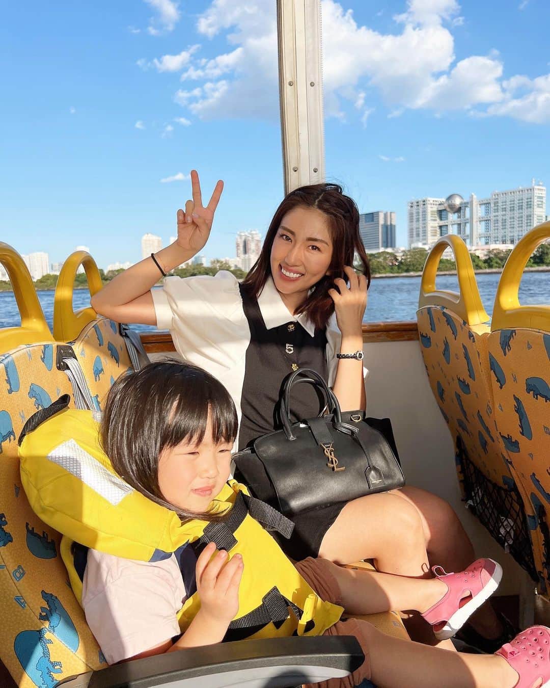 のインスタグラム：「今日は未知様親子とお台場デート❤️ お昼ご飯食べてボールプールで遊んで、トイザらス行って、カバさんの水上バスに乗って、ヒルトンで早めの晩御飯🤣 丸一日一緒にいたから2人はすっかり仲良しに❤️楽しすぎたー❤️カバさんの水上バスはアクアシティから出発してるんだけど子連れでお出掛けに最高だよ⭐️かなりオススメ❣️ 次は未知様親子と一緒に旅行計画たてるよー✨ さぁどこ行こうかなぁ🤗 #水上バス#お台場#お台場デート#ヒルトン東京お台場#3歳#2歳#仲良し#デート」
