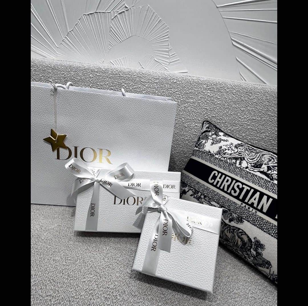 畠山あやなのインスタグラム：「おじいちゃんが買ってくれた誕生日プレゼント^ ^ うれしい🥹  #畠山彩奈 #Dior」