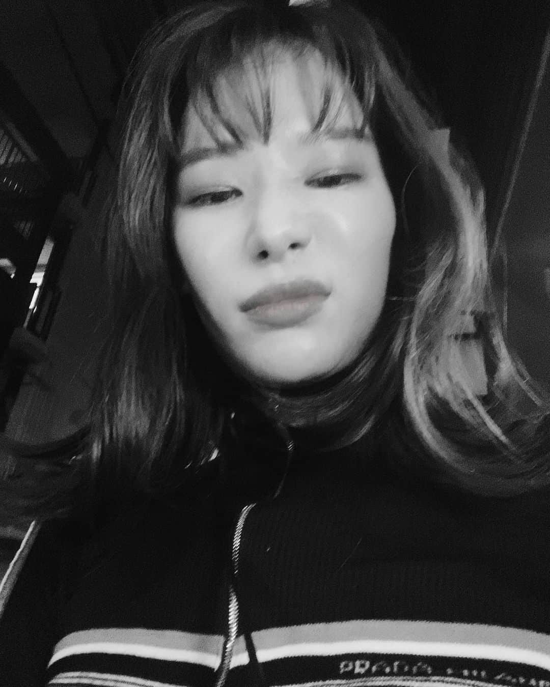 小山桃のインスタグラム：「🥸」