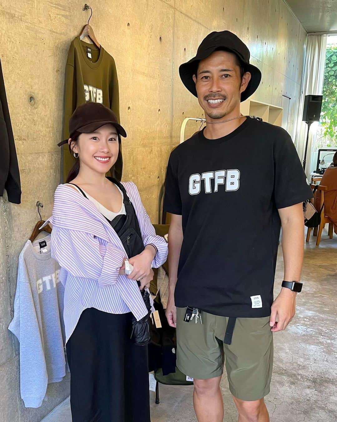 のインスタグラム：「成岡翔さんのアパレルブランド【GTFB】と【FOOTART】のコラボPOP UP STOREにお邪魔してきました⚽️  コーヒーやビールも飲めてサッカー愛の溢れる最高の空間☕️  わたしはこの白いリフティングTシャツをゲットしました！ デザインはもちろんのこと、生地が最高に気持ちいいのよこれ、、、 とにかく触ってほしい🥹笑  明日まで鎌倉でやっているので、お近くの方はぜひどうぞ！！  成岡さん、じゅんさん、ありがとうございました✨  #football  #soccer #jleague #gtfb #gentlfootball  #footart #kamakura #popupstore」