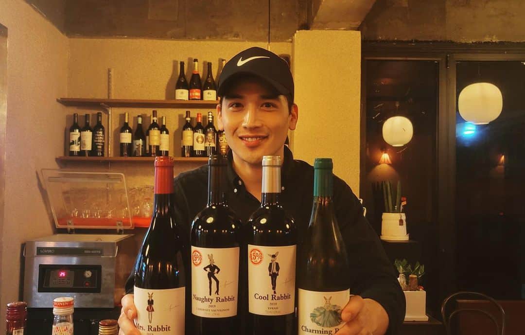 ユゴンのインスタグラム：「토끼녀석들과 함께- 요즘 토끼가 좋단말이지 ㅋㅋ」
