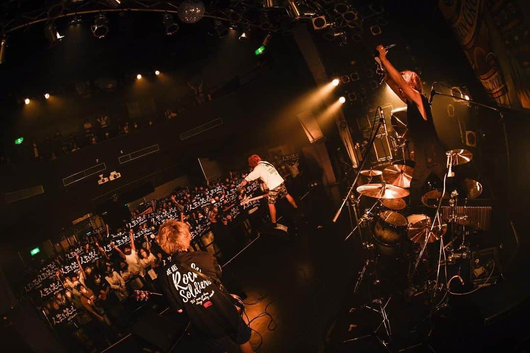 チフネシンゴのインスタグラム：「. 2022.09.25 "Road to ONION" 〜RAIN GROOVES TOUR 2022 TOKYO FINAL SERIES round.2 Spotify O-WEST編〜  #hotsquall #raingrooves #rgtour #ホスコ #laughatlife #onionrock #roadtoonion #rock #punk #guitar #チェリーコークス #kuzira #ジーフリークファクトリー」