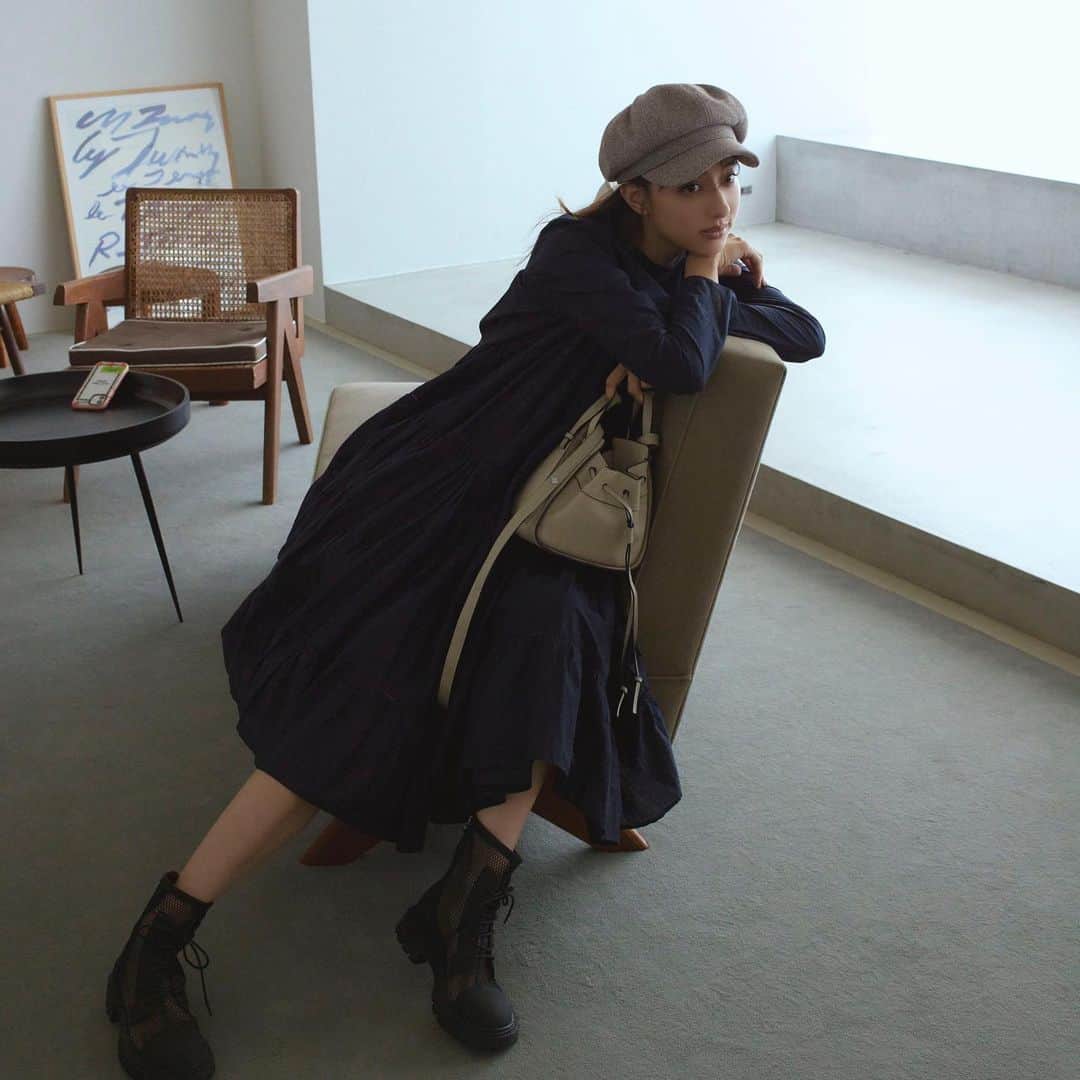 愛甲千笑美のインスタグラム：「今日の私服をカメラマンのけんたろうさんに 撮っていただきました☺️  👚 @merlettenyc_jp  🥾@ladiesfashion.kandk  👜 @loewe  🧢 @zara」