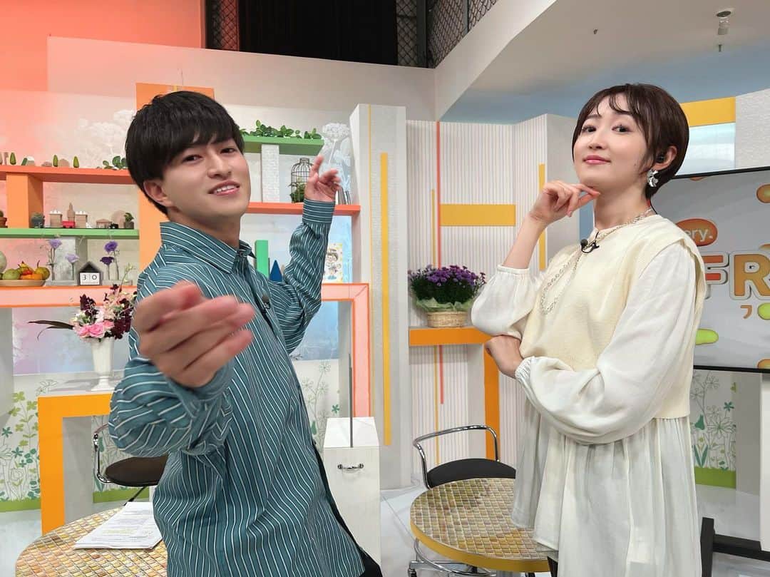 のインスタグラム：「9月最後のevery.FRIDAY 頼れる後輩！野並アナも たくさん助けてくれました、ありがとう🎉  お助けプリンスポーズ、ブレている写真ばかりでした笑 (徳倉さんのキング感👑)  来週からは中桐アナとお送りします！  #西日本放送 #everyフライデー #アナウンサー #秋服コーデ」