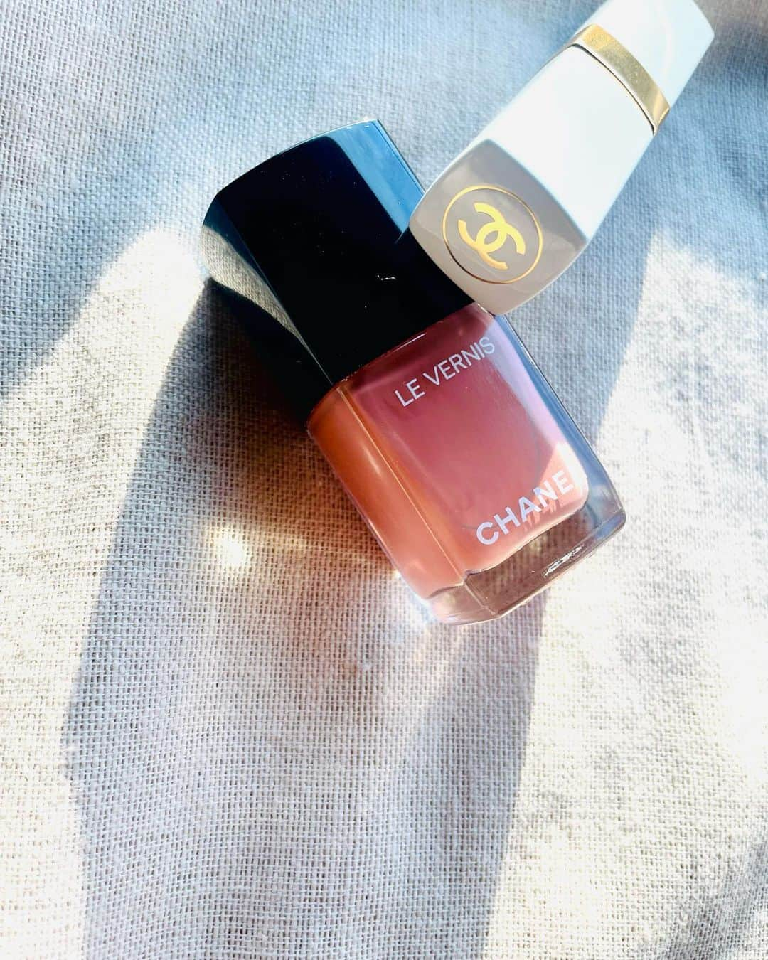 エリザベス・ハードキャッスルのインスタグラム：「お気に入りすぎる２つ🍁🧡  #chanel #rougecocobaume #fallforme #924 #943 #levernis #シャネルリップ  #ルージュココボーム #秋色ネイル #秋色リップ」