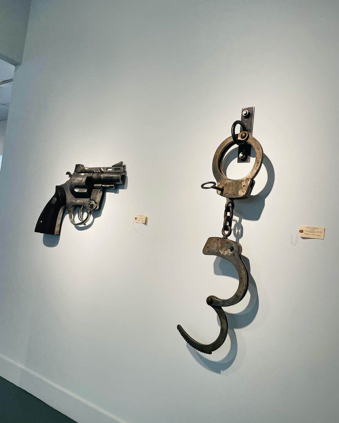 エリザベス・ハードキャッスルさんのインスタグラム写真 - (エリザベス・ハードキャッスルInstagram)「大きな手錠が30に見えたので記念に🤡❤️‍🩹  #artcarmuseum #houstonmuseum #ヒューストン生活 #美術館巡り #30」10月1日 16時16分 - elizabeth_hc49