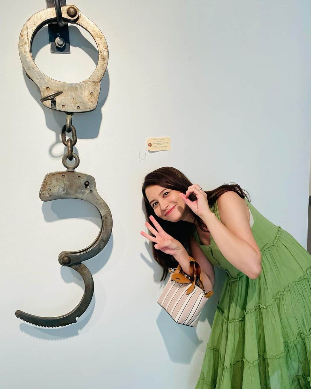 エリザベス・ハードキャッスルのインスタグラム：「大きな手錠が30に見えたので記念に🤡❤️‍🩹  #artcarmuseum #houstonmuseum #ヒューストン生活 #美術館巡り #30」