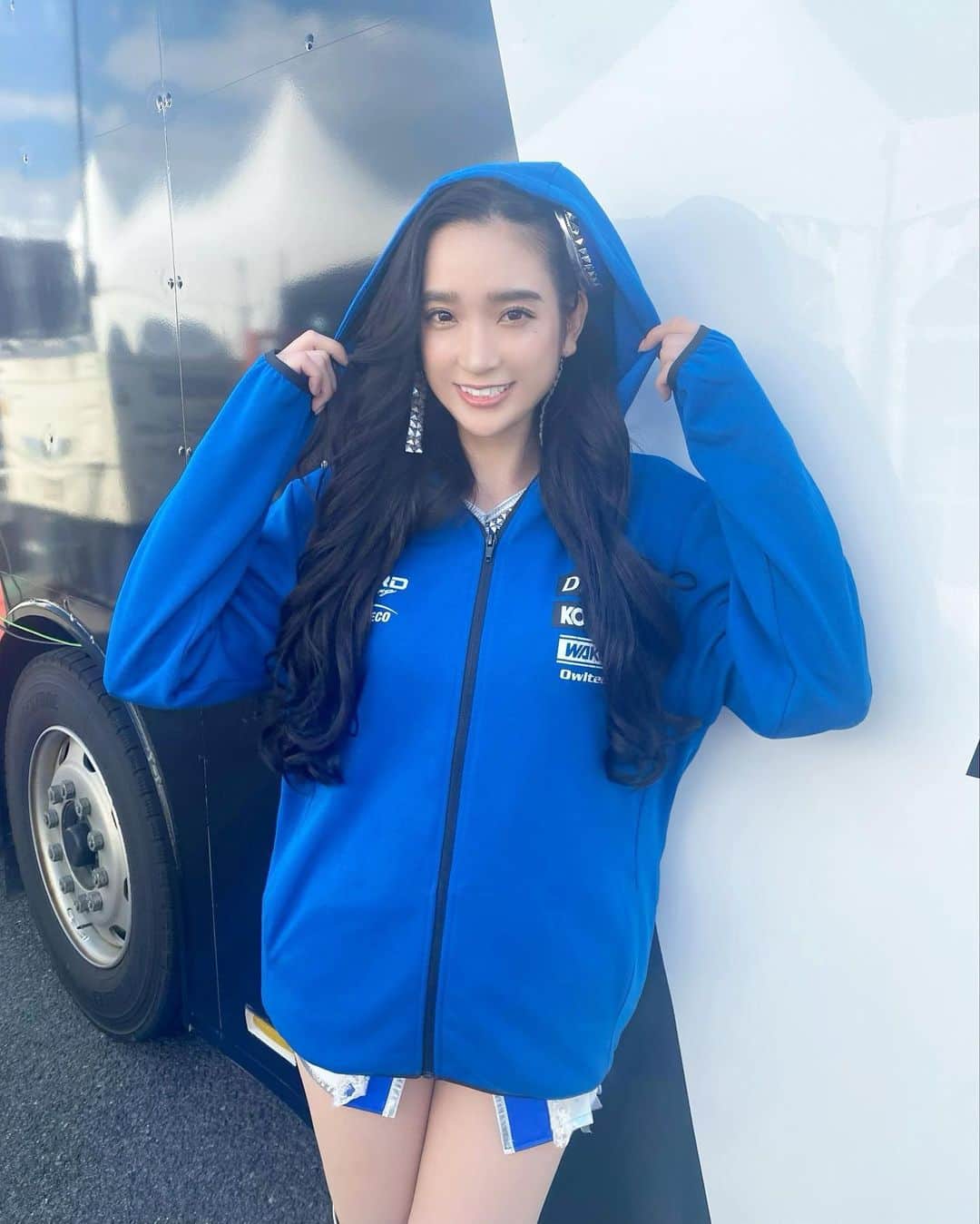 太田麻美のインスタグラム：「TGR TEAM SARDのパーカーが発売されました🫡 KOBELCOカラーの青いパーカー可愛い💙💙💙 オンラインでは早くも即完売されたみたいです😳 今回のオートポリスのカーズブースにて販売中なので、是非お早めにGETしてください❣️ 皆んなでお揃いにしましょう🫶🏻  #racequeen #rq #supergt #tgrteamsard #kobelco #kobelcogirls #レースクイーン #スーパーgt #パーカー #コスチューム」