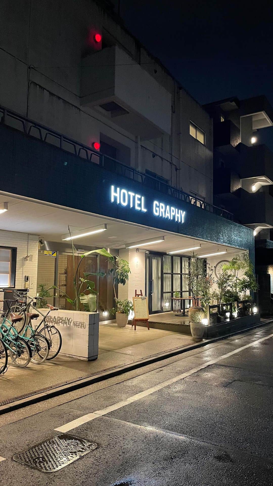 hotelgraphynezuのインスタグラム：「ホテルグラフィー根津は東京下町の谷根千にあるライフスタイルホテルです。  ホテルグラフィー根津の近くには上野公園・アメ横・上野美術館・谷中銀座があります。飲みに行きたい気分でも、落ち着いているホテルに過ごしたい気分でも、ホテルグラフィー根津をおすすめしております。  グルメなレストランや美味しいパン屋やおしゃれなカフェが集まる場所なので、谷根千を散歩したことない方々是非遊びに来てください。  HOTEL GRAPHY NEZU is a unique lifestyle hotel located in Yanesen area.  We are just close by Ueno park, Ameyoko, Museums and the famous Yanaka Ginza street. Even if you are in a mood for drinking or if you would like to have a relax time in a quiet place, HOTEL GRAPHY NEZU will welcome you warmly.  We definitely recommend you to explore Yanesen area and enjoy a stay with us if you like to refresh by discovering trendy cafes, high quality restaurants and the best bakeries in Tokyo.  —————————- #livelyhotels #explorelively #exploretheworld #expandyourworld #hotelgraphynezu   #ホテルグラフィー根津　#根津グルメ #根津ホテル #谷根千　#東京ホテル　＃下町　#谷中銀座　#ライフスタイルホテル　#池之端　#東京旅 #yanakaginza #ueno #tokyotrip #tokyostay #traveljapan #hotelstay #hotelinjapan #coffeelove #reelsinstagram」