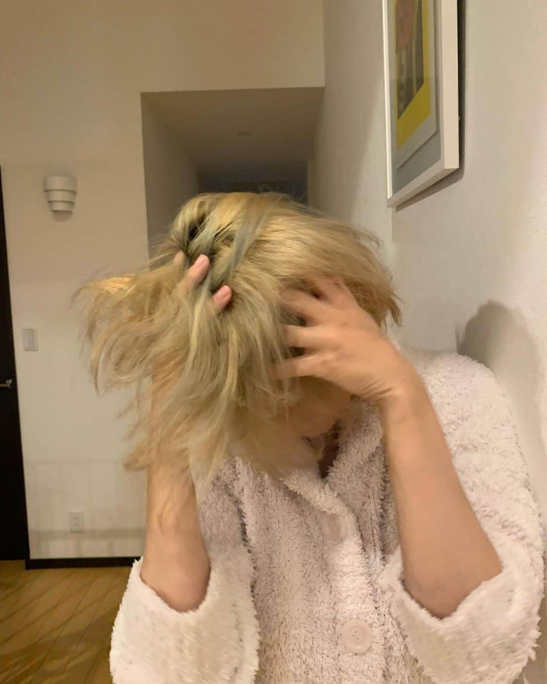真木よう子さんのインスタグラム写真 - (真木よう子Instagram)「カラーシャンプーのなんかやり方を間違えて、娘から、髪にカビ生えてるよって虐められてます」10月1日 17時35分 - yokomaki_official