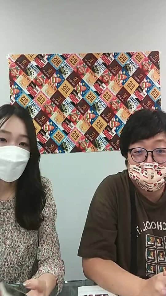 チロルチョコのインスタグラム：「本日の#チロスタライブ では 発売中の色々をご紹介しました😊♥️   🍫ハロウィン商品たち🍫 #ハロウィンパック #ハロウィンプチロル #マダムジュレ 👻🎃  🍫コラボ商品たち🍫 トートバッグ #しまむら #アベイル で発売中🤎  キャラメル(コーヒーヌガー、ミルクキャラメル) 一部店舗で発売中🤎  🍫チロルフェスのグッズ🍫 ごえんがあるよお守り #中には幸運の厚紙と河口さんの気持ち入り  🍫お知らせ系🍫 レシートで応募！ギフト券があたるキャンペーン実施中です💕 #バラエティパック #ミルクヌガーパック を購入したレシートで応募してできます️💕  公式lineアカウントのお友達追加もよろしくお願いします🥺️️️💓 #しれっと  #チロルチョコ #チロル #チロル好きと繋がりたい #チロリスト #チロスタライブ」