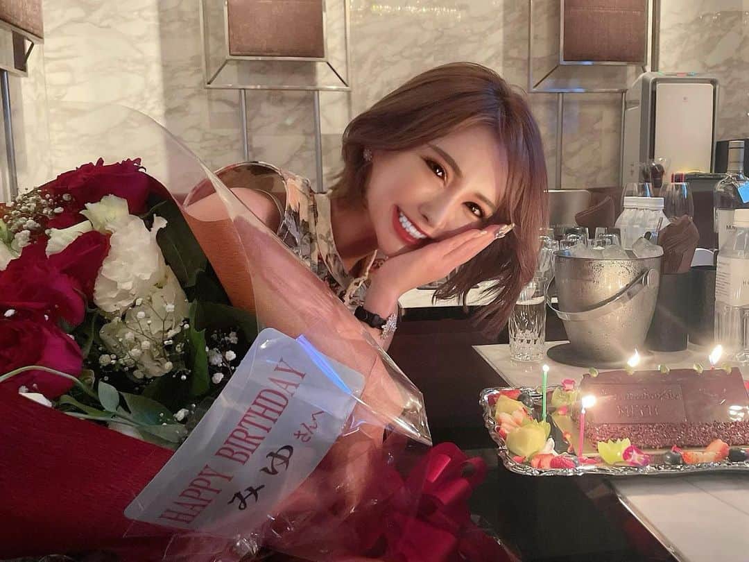miyuのインスタグラム：「9月で25歳になりました❤️ 今年は誕生日ってことを知らせてなくて、イベントもしなかったけど、盛大にお祝いもしてもらえて、家族ともゆっくり過ごせて、とーっても幸せな期間でした🥰❤️❤️ 自分がハッピーでいれることが1番だなって改めて思います❤️ こんな自分でいれるのも、周りの方々のおかげです❤️ 私と関わってくれている全ての方に心から感謝します！❤️ 本当にありがとう🥰❤️❤️❤️ 20代後半の自分もどうなっていくか、自分でも楽しみです🥰 いつも感謝の気持ちと優しい気持ちを忘れずに過ごしたいと思います🥰」