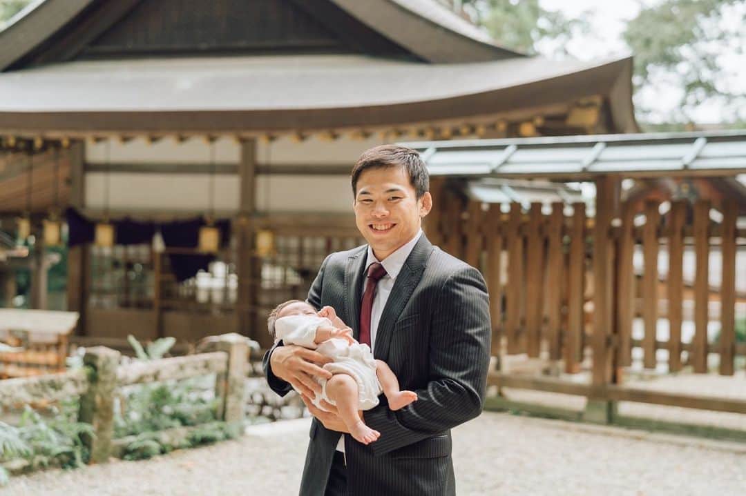 永山竜樹さんのインスタグラム写真 - (永山竜樹Instagram)「・  2022/09/17  お宮参りに行ってきました⛩  初めての子育ては大変な事が多いですが、妻のお陰で息子は元気に日々成長してくれています！  強くかっこいい父親の背中を見せるために日々精進していきます！  #お宮参り#枚岡神社#永山栄樹#Eiju」10月1日 18時21分 - ryuju60